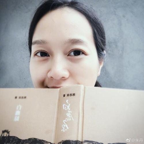 婴儿脸上有红色斑块