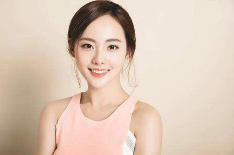 三个月宝宝不爱吃奶(三个月的婴儿不哭不闹就