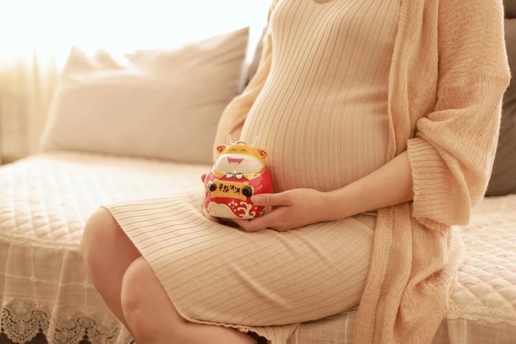 腿上长白斑是咋回事