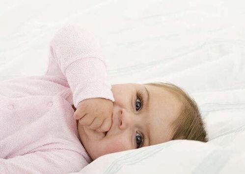 婴儿一侧肋骨鼓个包